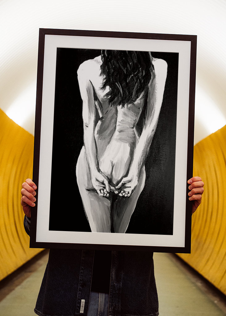 Mujer de pie desnuda hacia atrás 