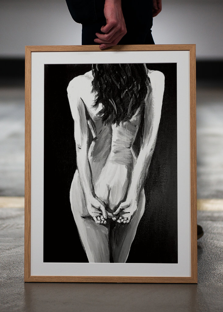 Mujer de pie desnuda hacia atrás 