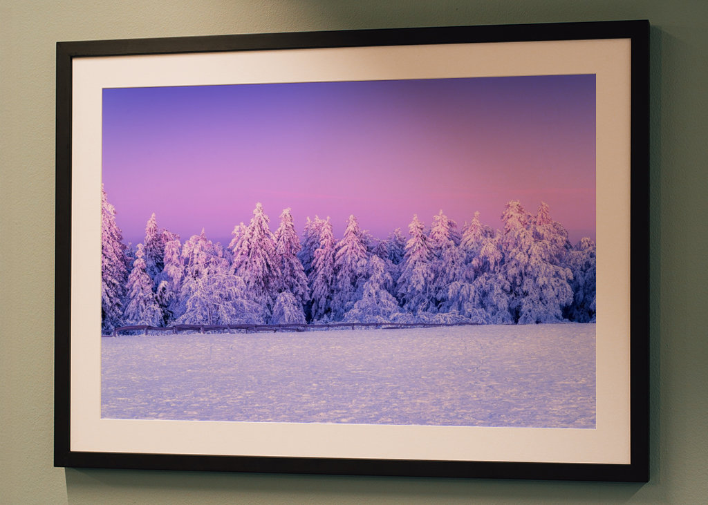 Solnedgång i ett isigt berg