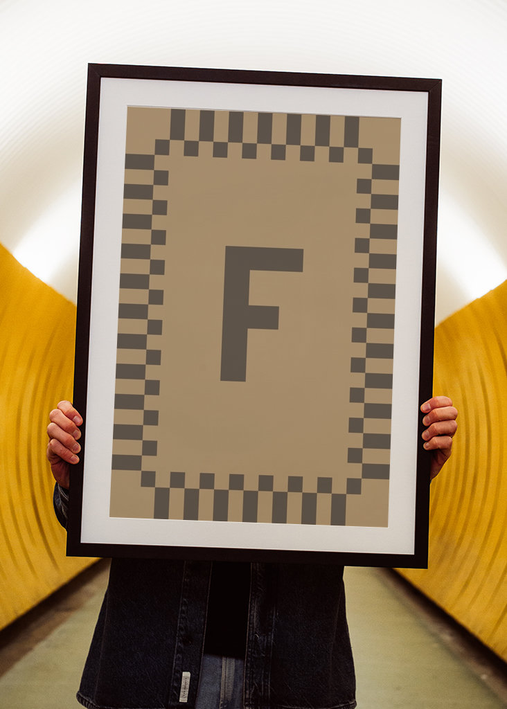 Letra F en colores beige