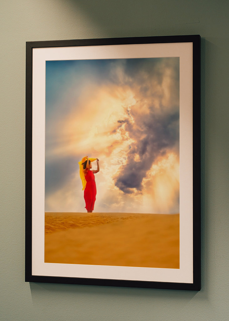 Donna in vestito rosso.