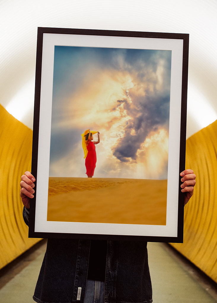 Donna in vestito rosso.