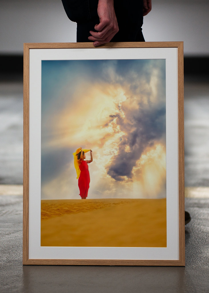 Donna in vestito rosso.