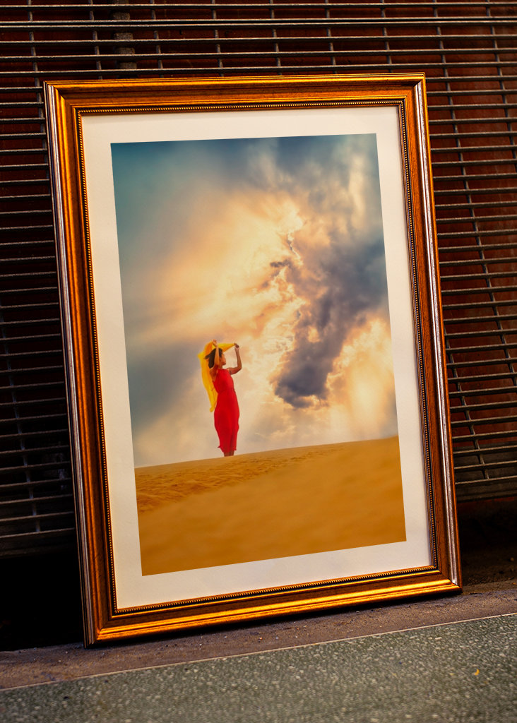 Donna in vestito rosso.