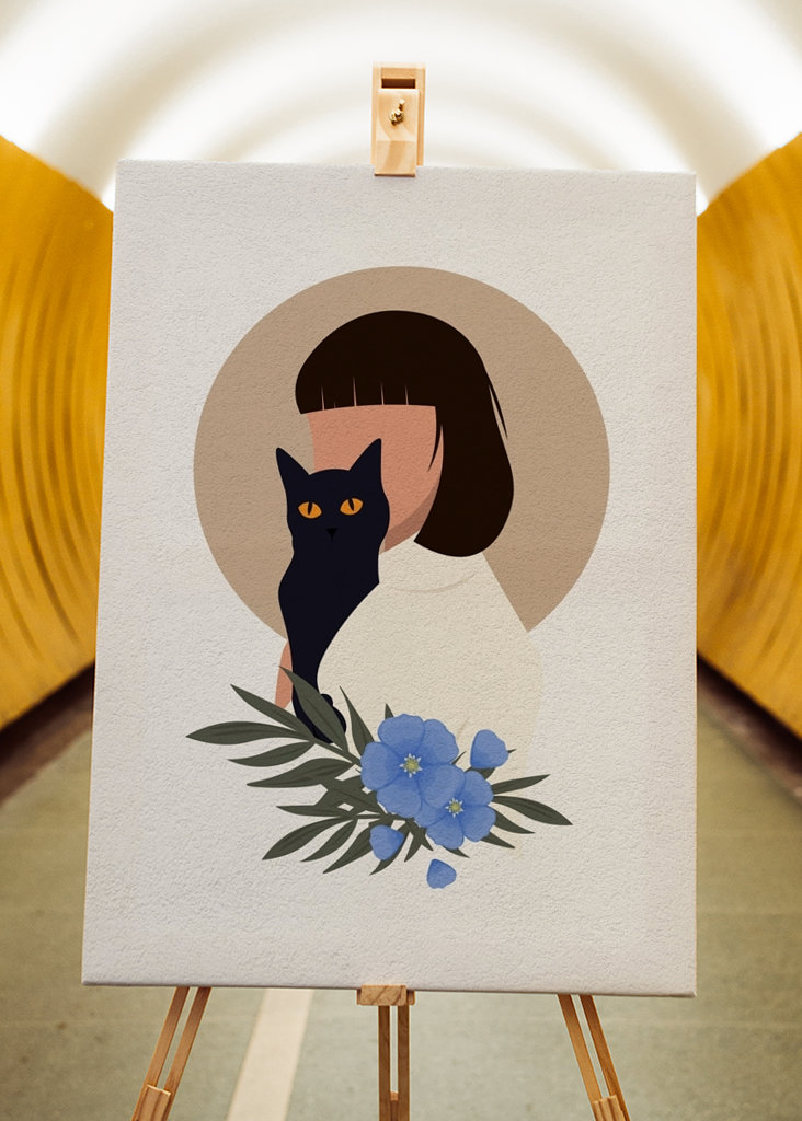 Gato negro y flores moradas