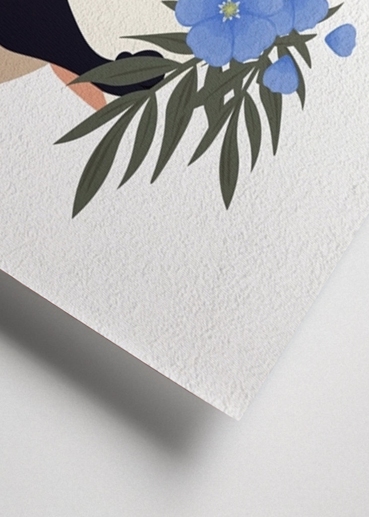 Gato negro y flores moradas