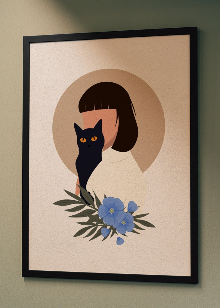 Gato negro y flores moradas