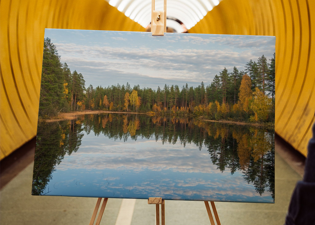 Herbstwald spiegelt sich im Wasser.