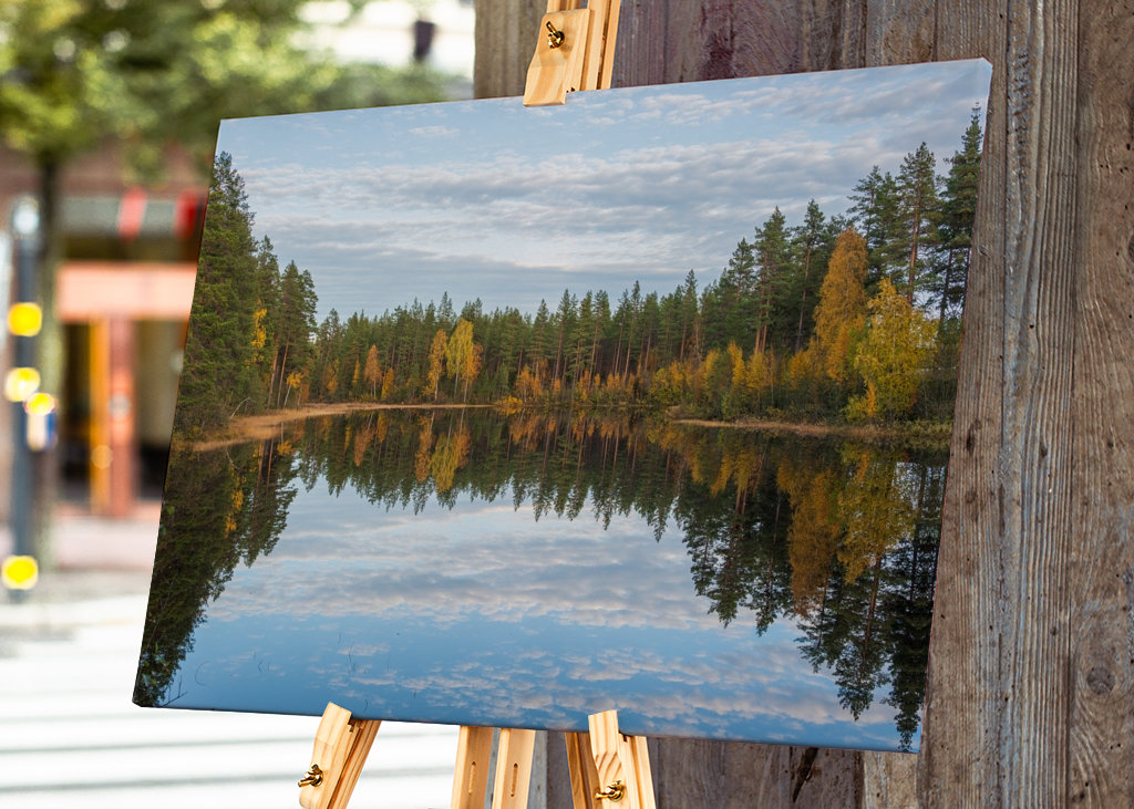 Herbstwald spiegelt sich im Wasser.