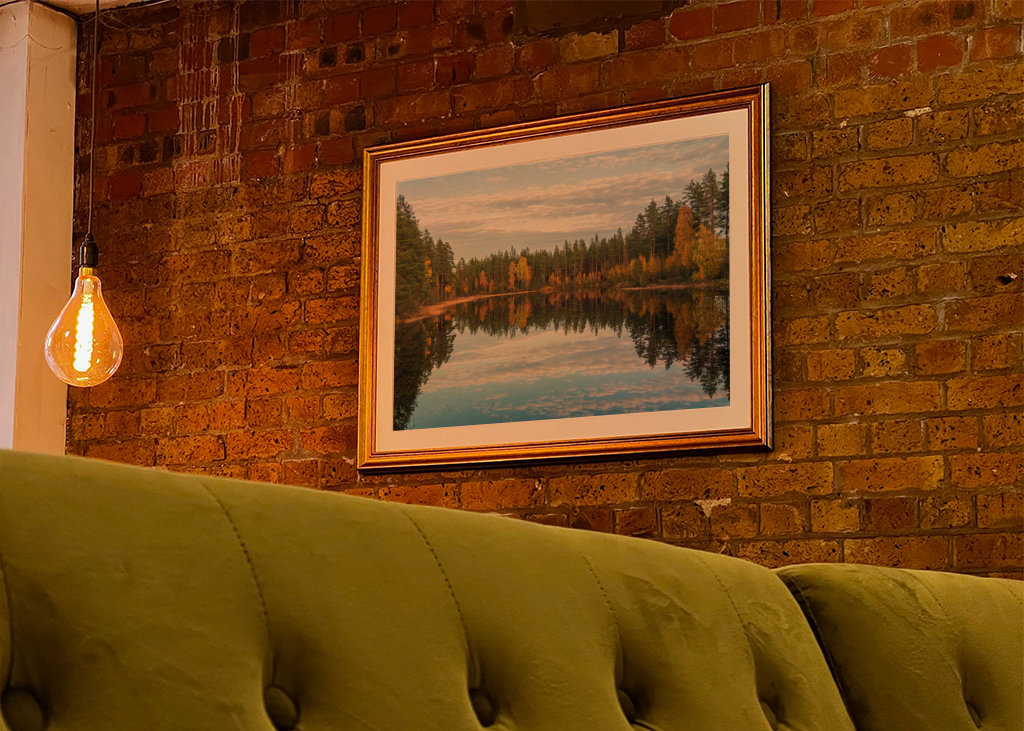 Herbstwald spiegelt sich im Wasser.