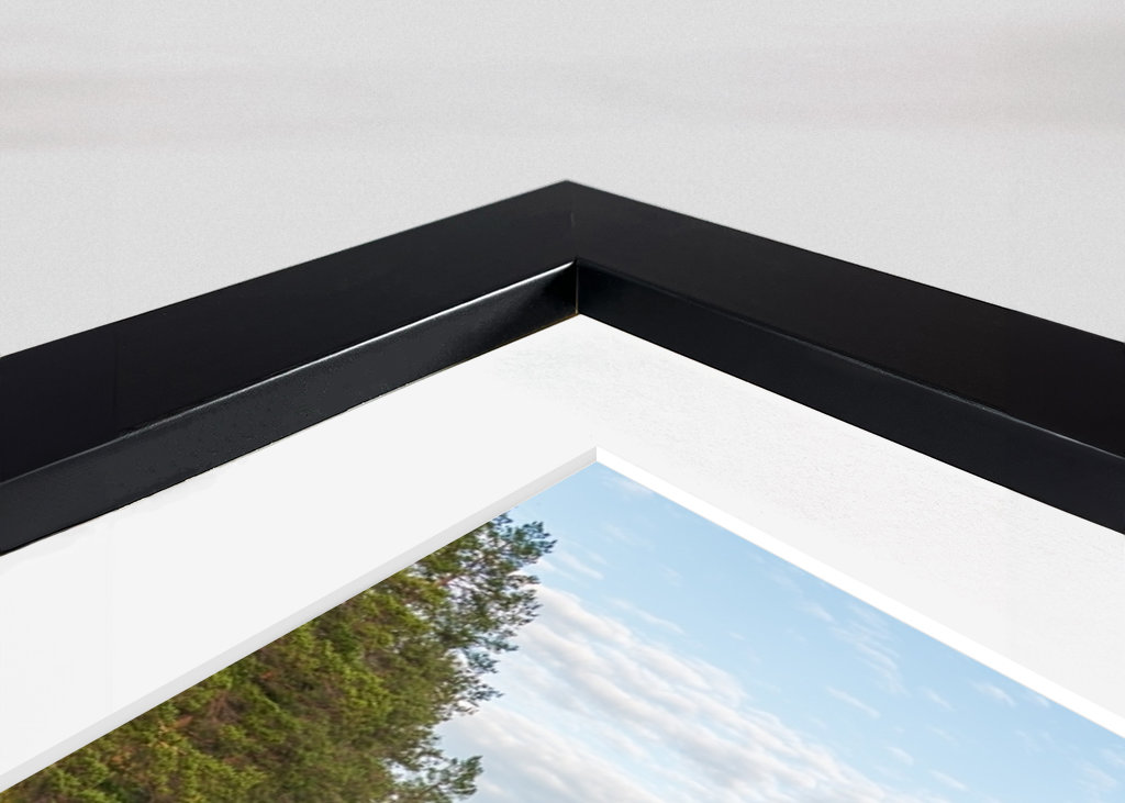 Herbstwald spiegelt sich im Wasser.