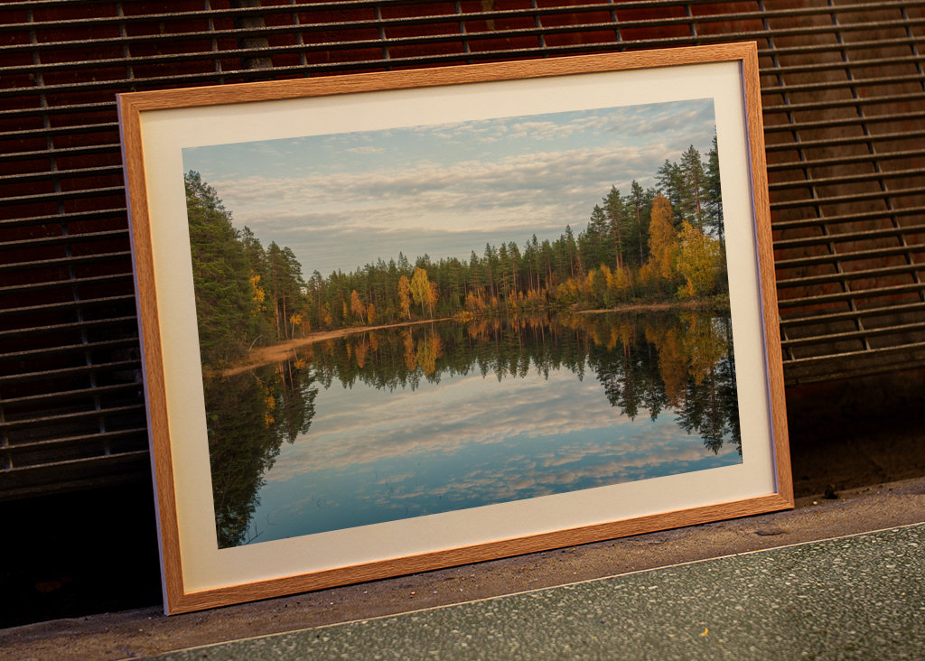 Herbstwald spiegelt sich im Wasser.