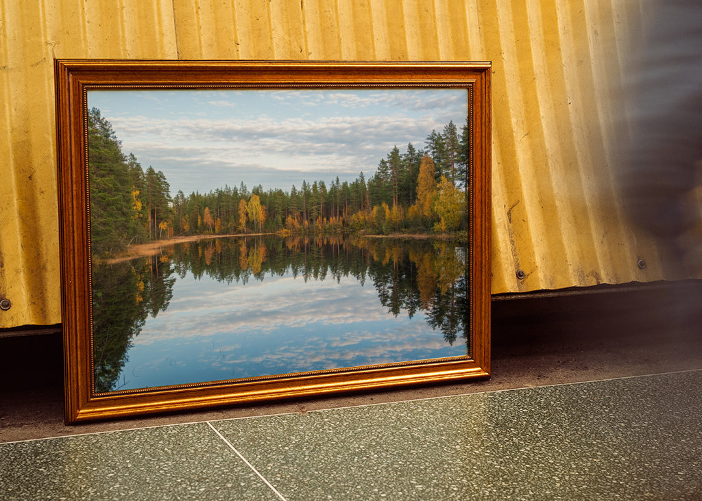 Herbstwald spiegelt sich im Wasser.