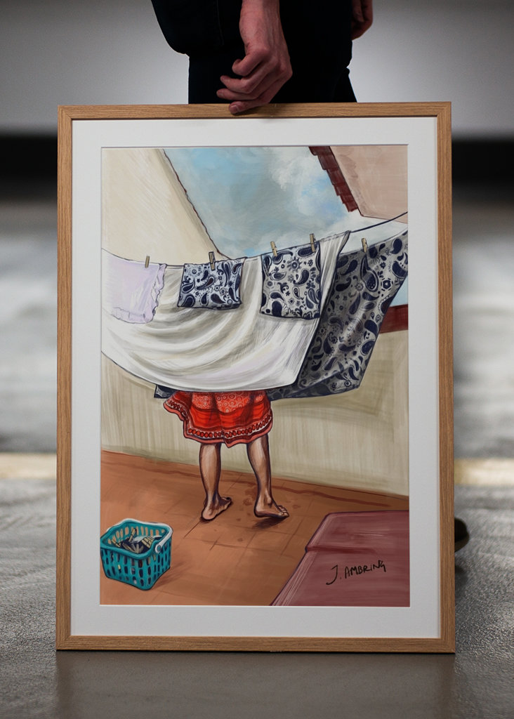 Chica detrás de las sábanas