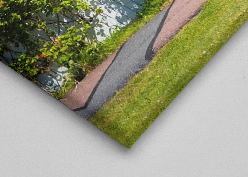 Ruotsalainen kylä, jossa vaaleanpunainen polkupyörä