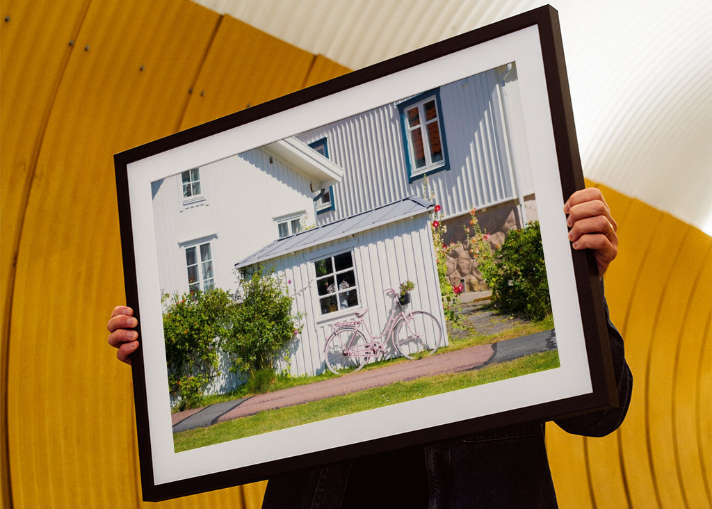 Ruotsalainen kylä, jossa vaaleanpunainen polkupyörä