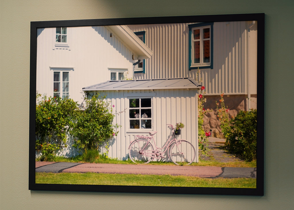 Ruotsalainen kylä, jossa vaaleanpunainen polkupyörä