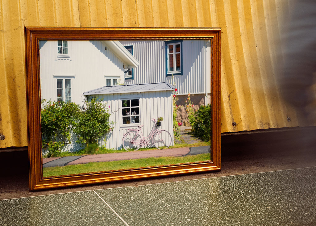 Ruotsalainen kylä, jossa vaaleanpunainen polkupyörä