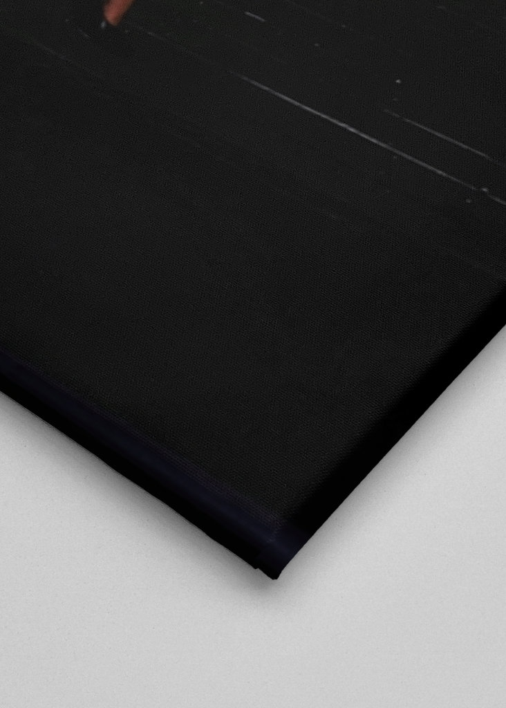 Frau spielt Saxophon.