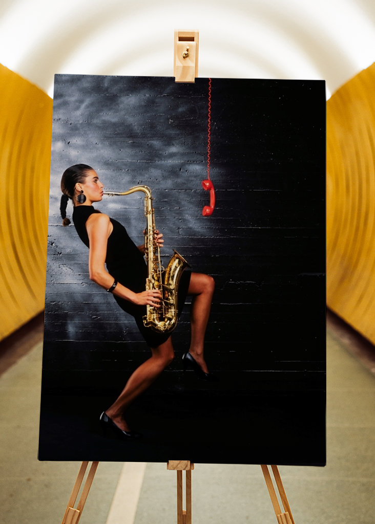 Frau spielt Saxophon.