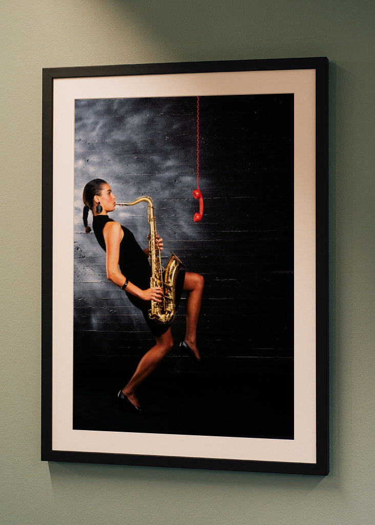 Frau spielt Saxophon.