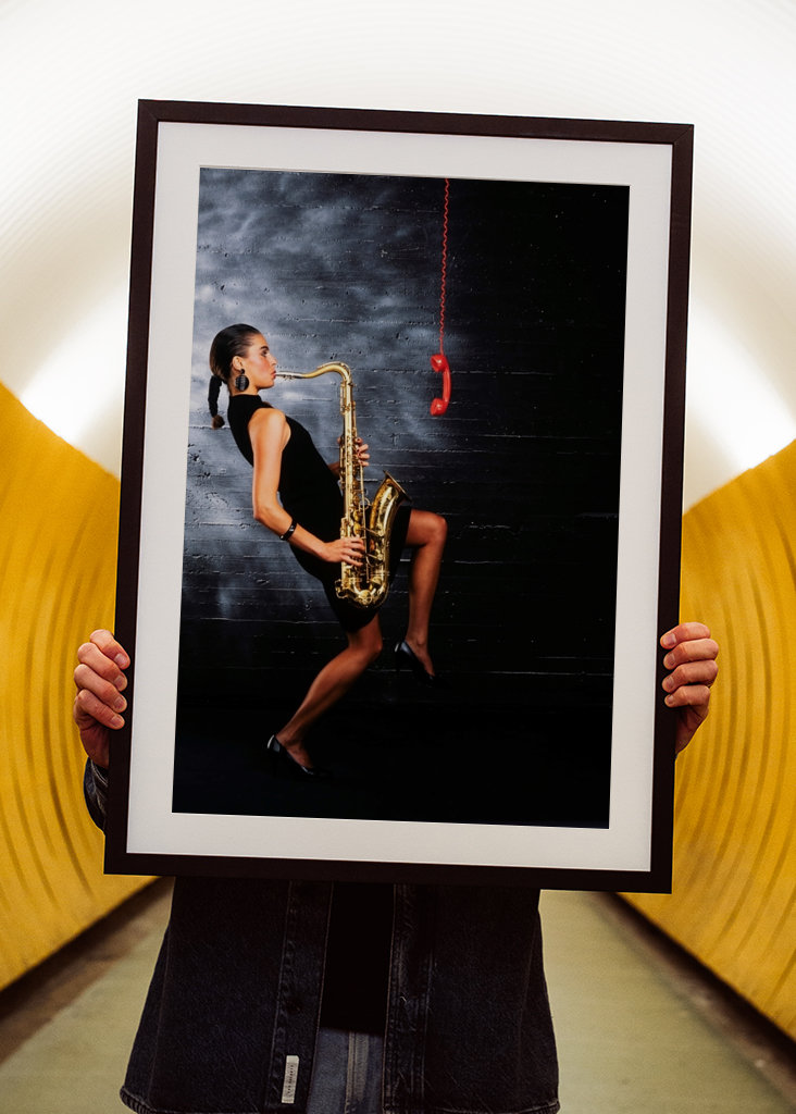 Frau spielt Saxophon.