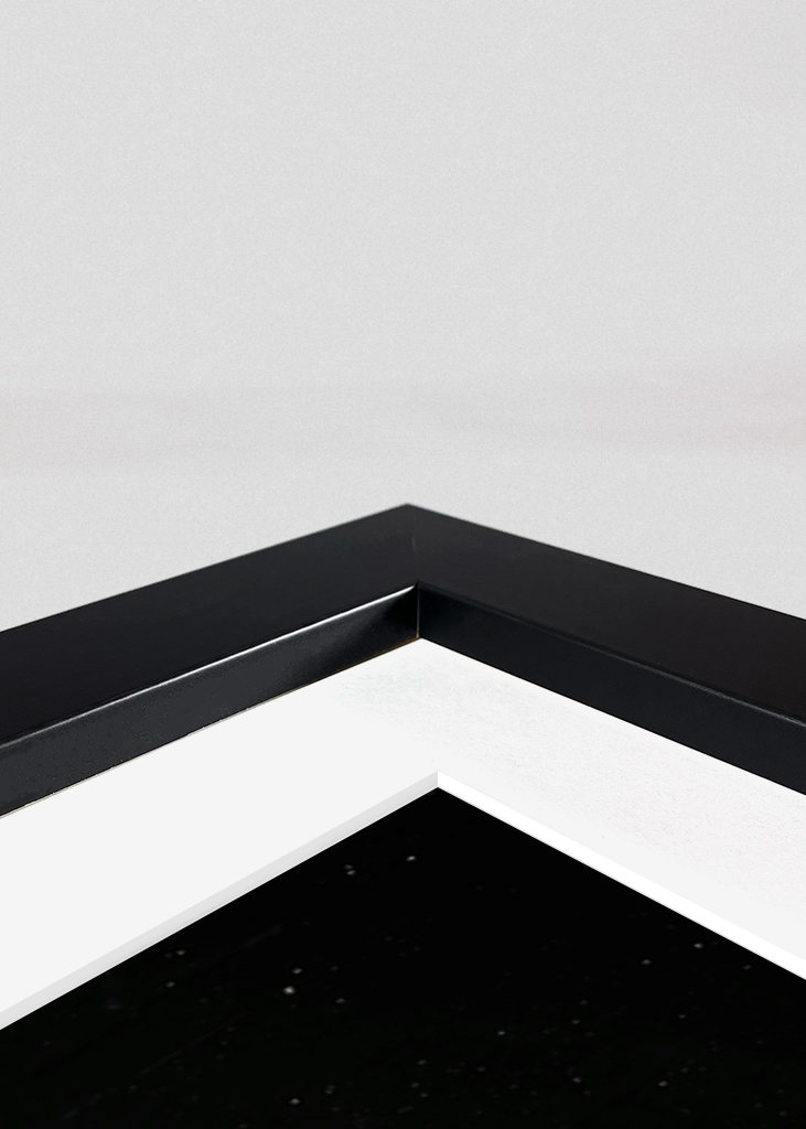 Frau spielt Saxophon.