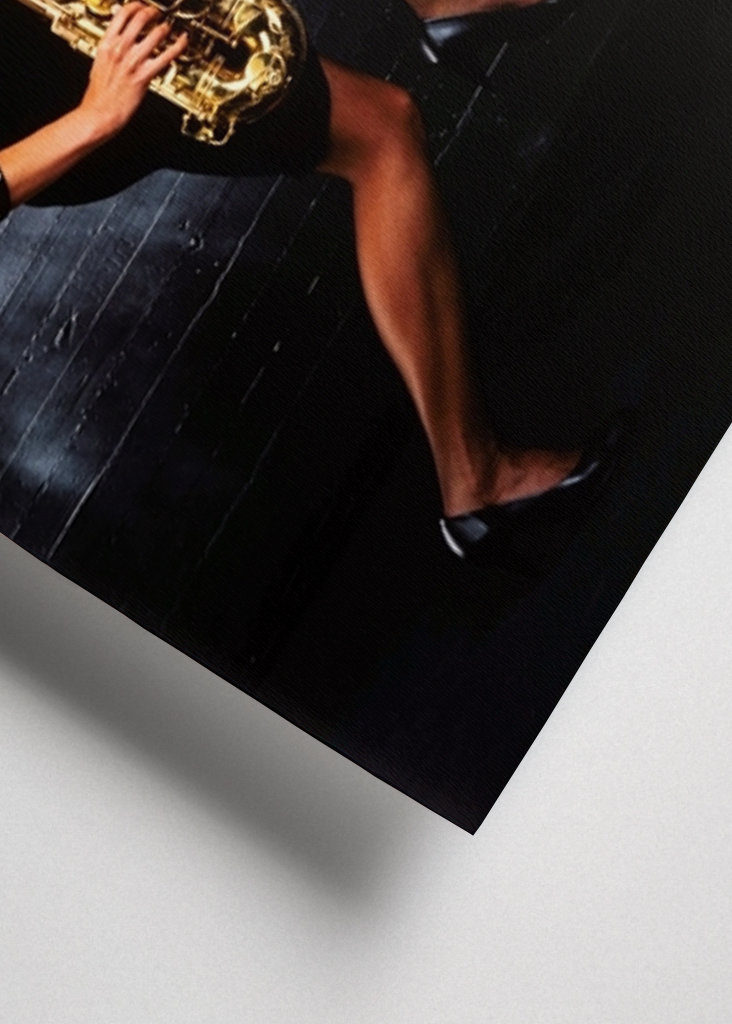 Frau spielt Saxophon.