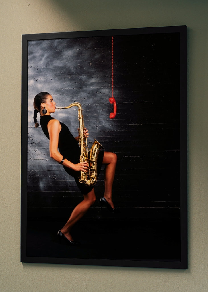 Frau spielt Saxophon.