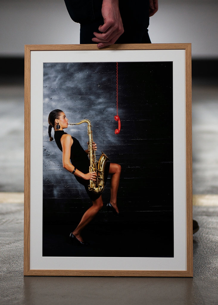 Frau spielt Saxophon.