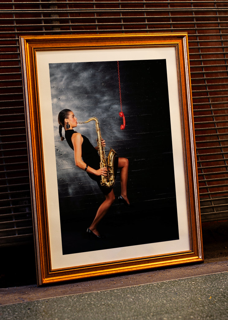 Frau spielt Saxophon.