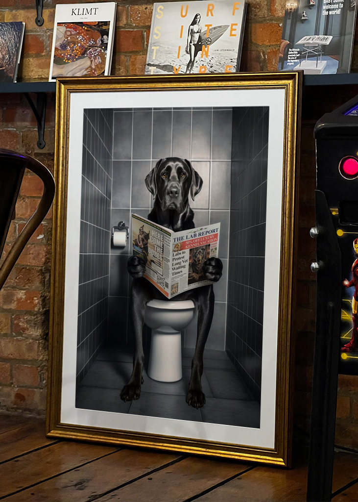 Labrador noir sur les toilettes