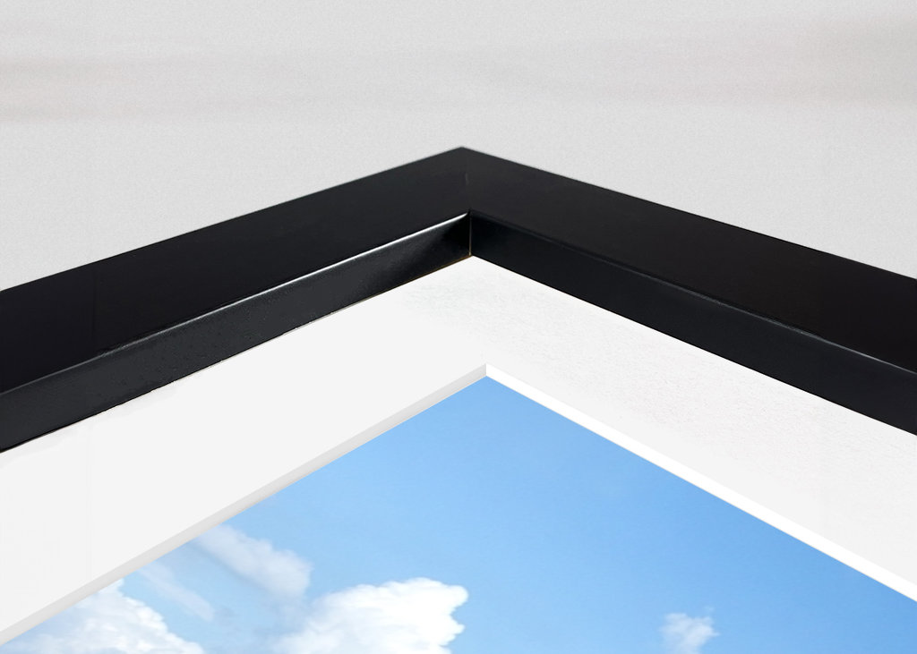 Ensomt træ i et grønt felt 