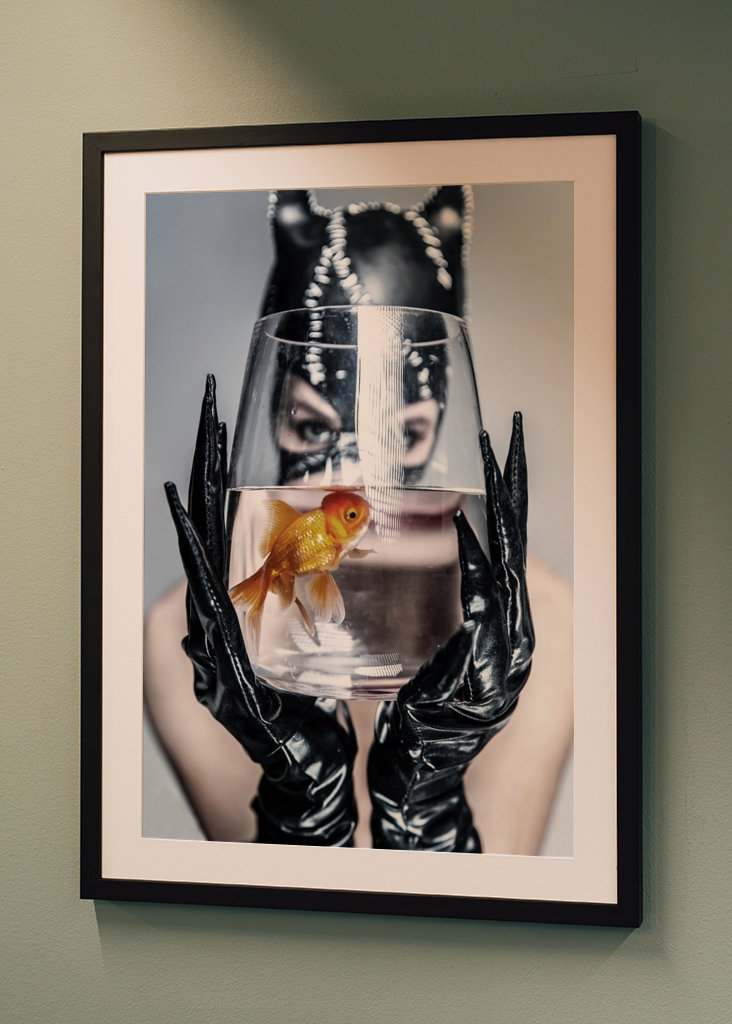 Catwoman, guldfisk i problemer.