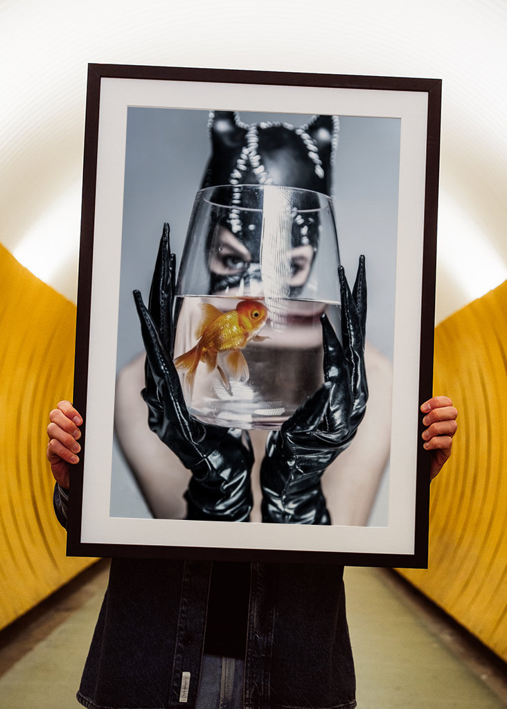 Catwoman, guldfisk i problemer.