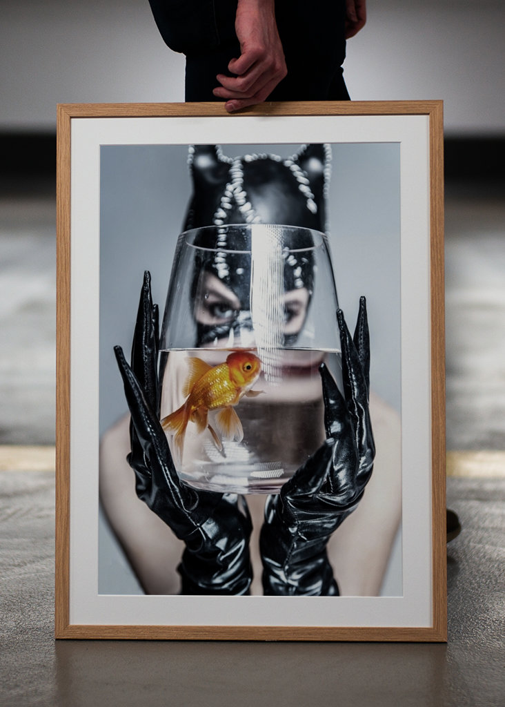 Catwoman, guldfisk i problemer.