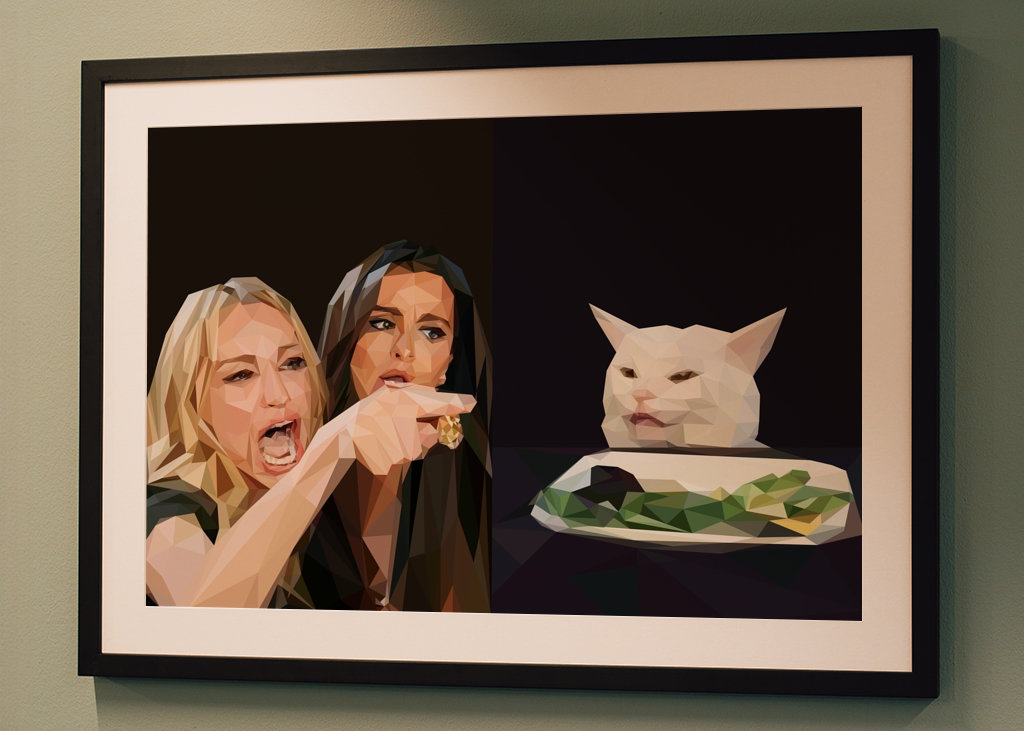 kobieta krzycząca na mema z kotem