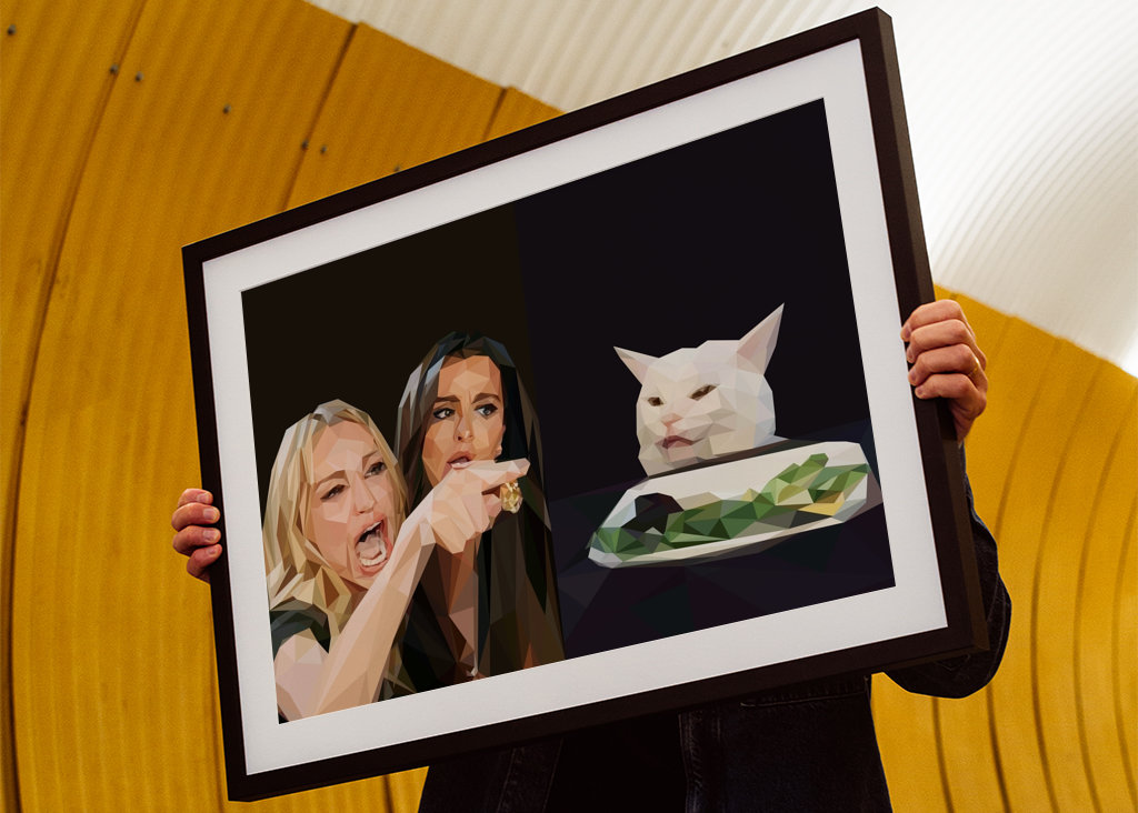 kobieta krzycząca na mema z kotem