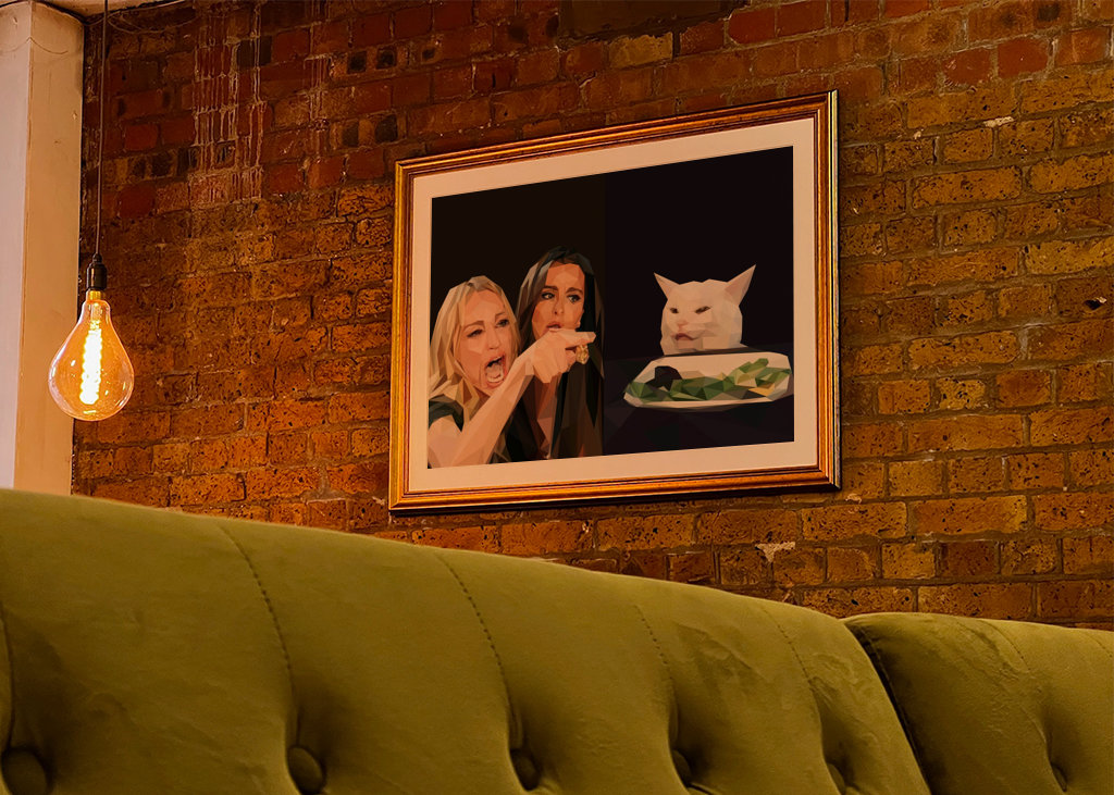 kobieta krzycząca na mema z kotem