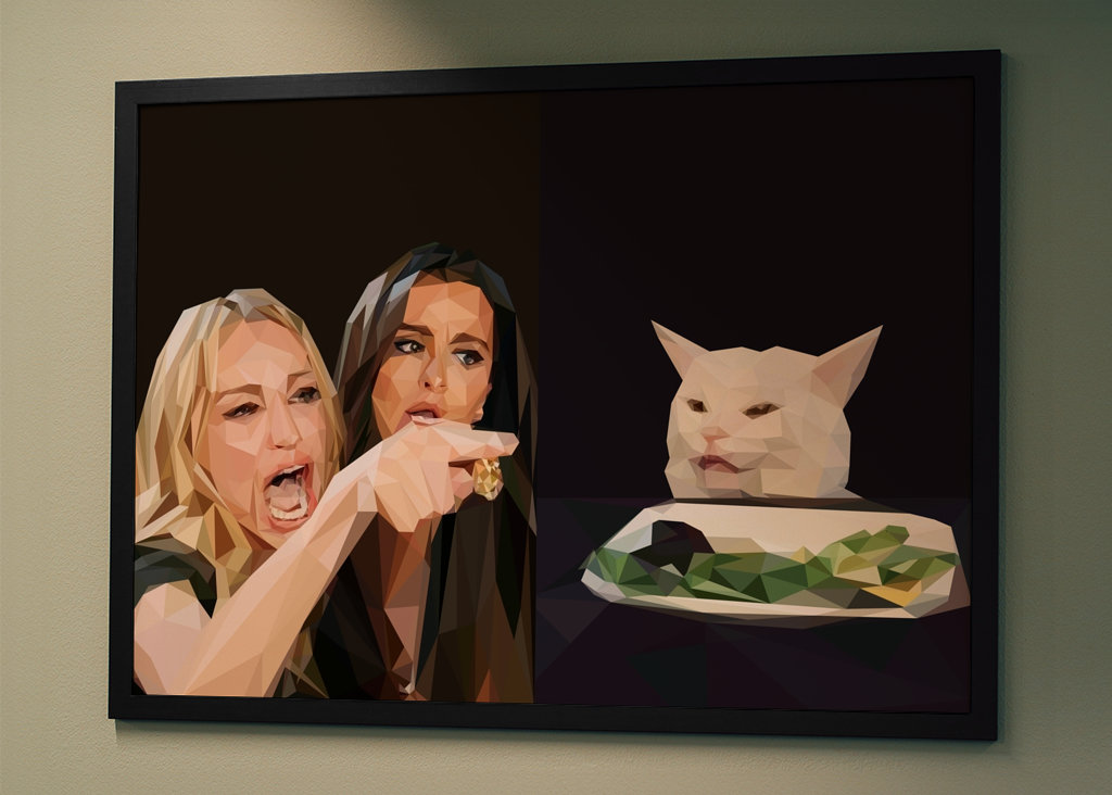 kobieta krzycząca na mema z kotem