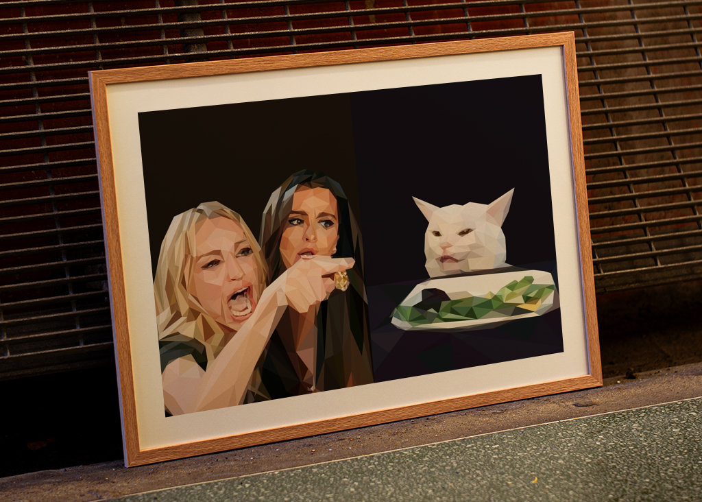 kobieta krzycząca na mema z kotem