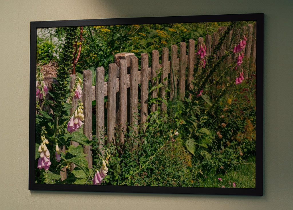 Træ hegn med farverige blomster