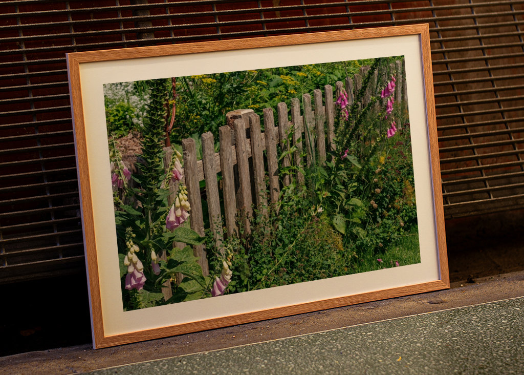 Træ hegn med farverige blomster