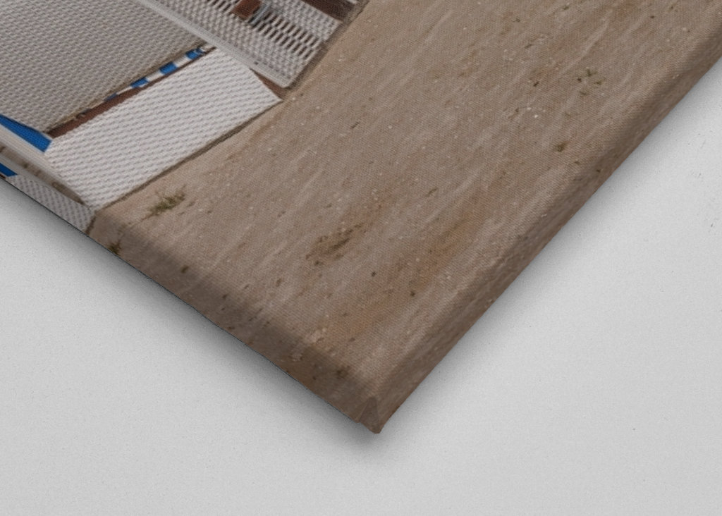 Fehér strandszékek a tenger mellett