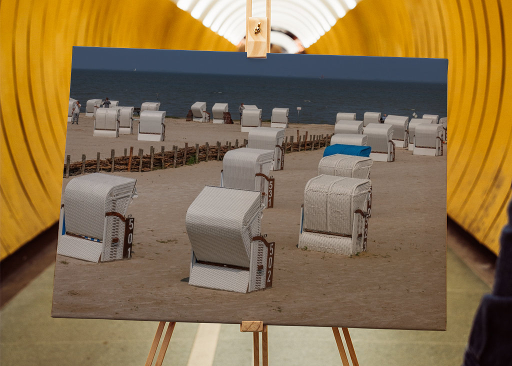 Fehér strandszékek a tenger mellett