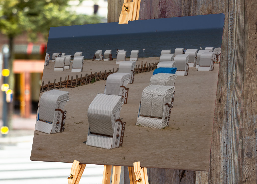 Fehér strandszékek a tenger mellett