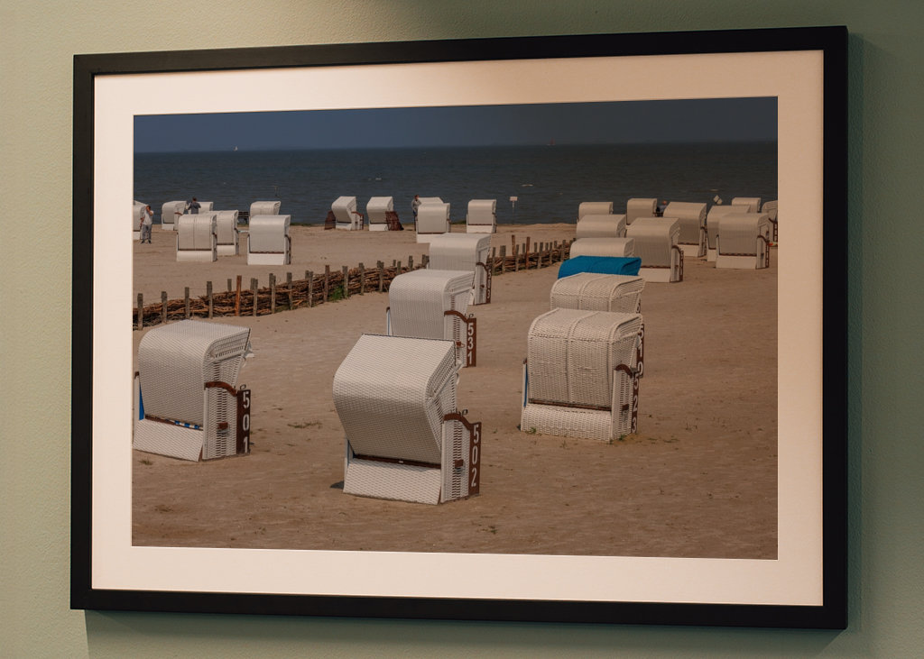 Fehér strandszékek a tenger mellett