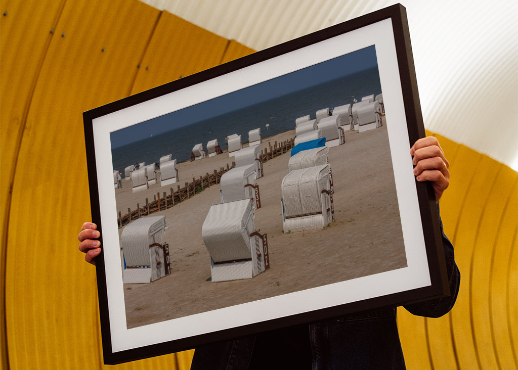 Fehér strandszékek a tenger mellett