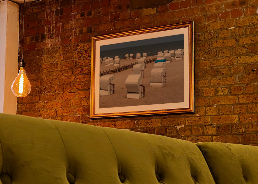 Fehér strandszékek a tenger mellett