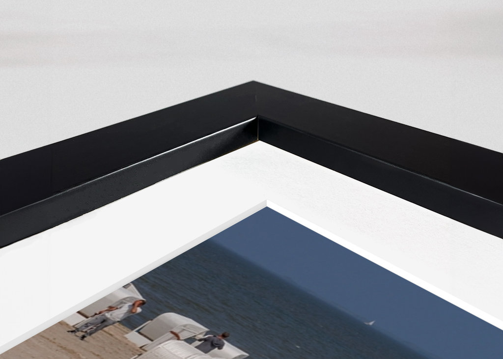 Fehér strandszékek a tenger mellett